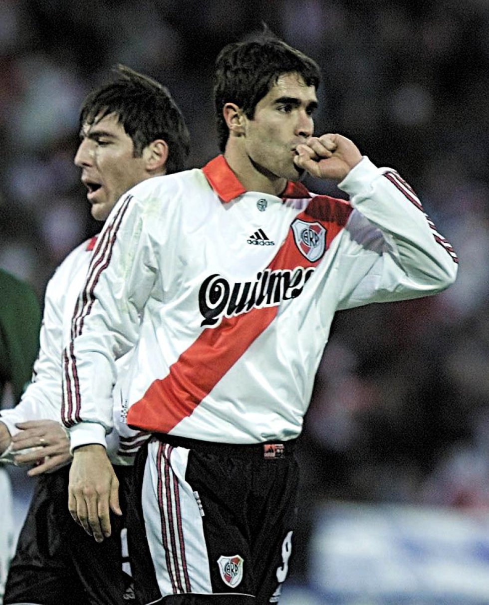 Sentó las bases para los colombianos en River Plate. Llegó en 1997, jugó 116 partidos, marcó 62 goles y se coronó campeón del Torneo Apertura 1999 y del Clausura 2000. Sentó las bases para los colombianos en River Plate. Llegó en 1997, jugó 116 partidos, marcó 62 goles y se coronó campeón del Torneo Apertura 1999 y del Clausura 2000.