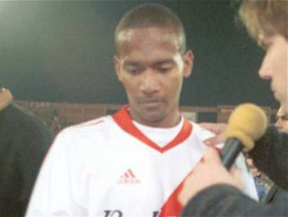 El lateral colombiano no tuvo un buen paso por River Plate. Llegó a medidados del 2002 y terminó partiendo a los seis meses. El lateral colombiano no tuvo un buen paso por River Plate. Llegó a medidados del 2002 y terminó partiendo a los seis meses.