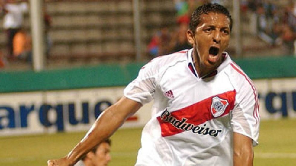 Las grandes actuaciones con la camiseta de Newell's Old Boys no pudieron ser replicadas en River y, tras los dos años que estuvo (2004-2006) se fue sin pena ni gloria. Las grandes actuaciones con la camiseta de Newell's Old Boys no pudieron ser replicadas en River y, tras los dos años que estuvo (2004-2006) se fue sin pena ni gloria.