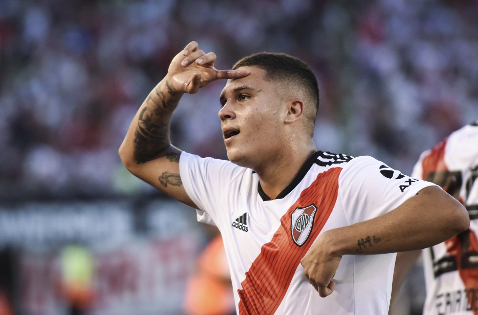‘Juanfer’ ha demostrado todo su talento visitiendo la camiseta de River, con la que ha disputado más de 40 partidos y ha marcado 13 goles. Recordado en el corazón del hincha por encaminar, tras un golazo, la final de la Copa Libertadores 2018 ante Boca Juniors. ‘Juanfer’ ha demostrado todo su talento visitiendo la camiseta de River, con la que ha disputado más de 40 partidos y ha marcado 13 goles. Recordado en el corazón del hincha por encaminar, tras un golazo, la final de la Copa Libertadores 2018 ante Boca Juniors.