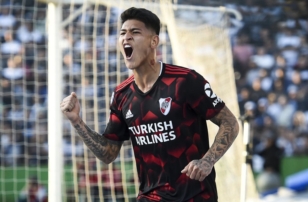 La ‘joya’ colombiana, como ha sido definido por los medios argentinos. Jugo sus primeros minutos con River en el Clausura 2018, y su gran talento ha llevado a que Marcelo Gallardo poco a poco le abra un lugar en el equipo: ya tiene 8 partidos jugados y dos goles marcados en la última temporada. La ‘joya’ colombiana, como ha sido definido por los medios argentinos. Jugo sus primeros minutos con River en el Clausura 2018, y su gran talento ha llevado a que Marcelo Gallardo poco a poco le abra un lugar en el equipo: ya tiene 8 partidos jugados y dos goles marcados en la última temporada.