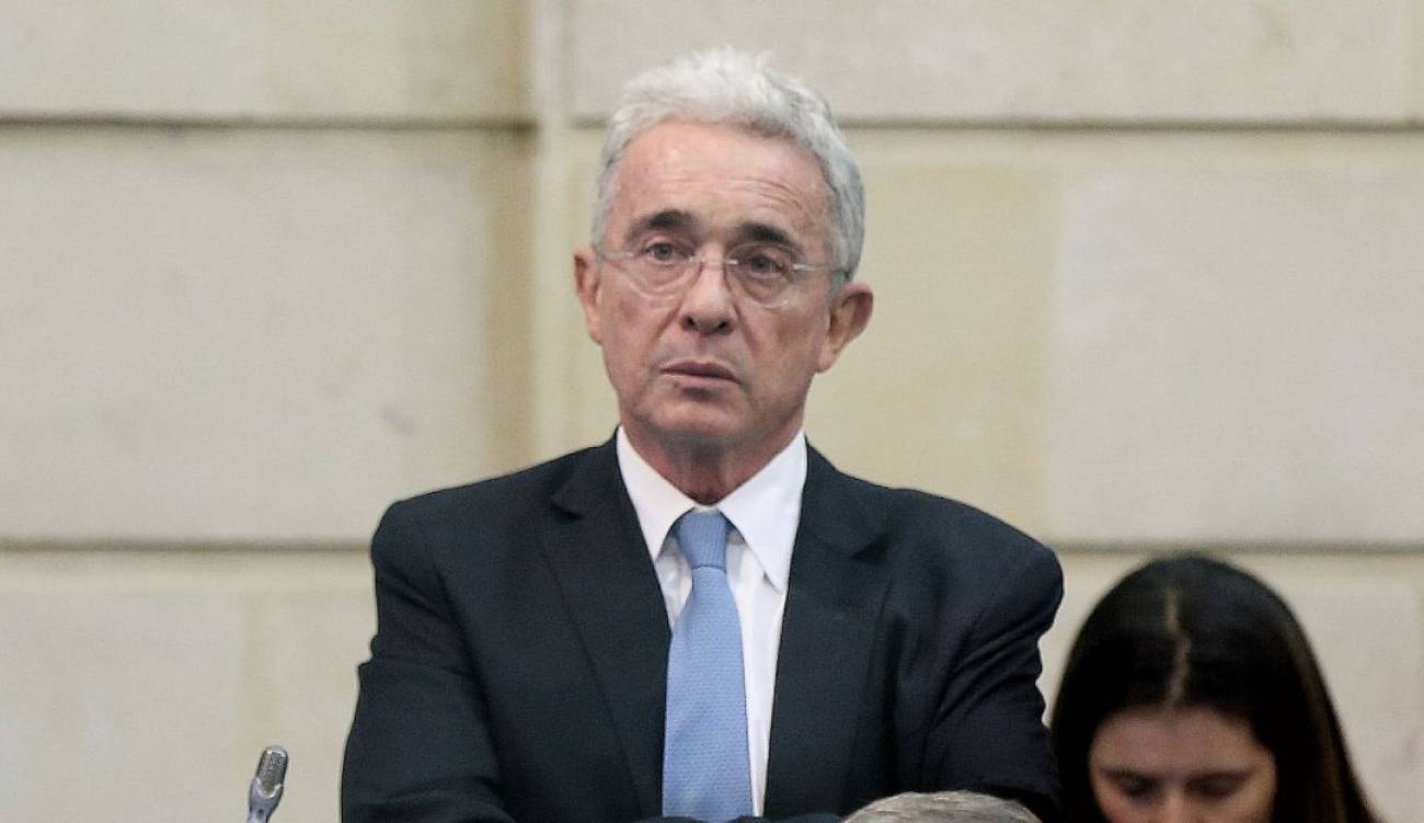 Alvaro Uribe Vélez respuesta perfilamientos: “No hay una sola prueba de que  haya pedido o recibido información": Uribe | 6AM Hoy por Hoy | Caracol Radio