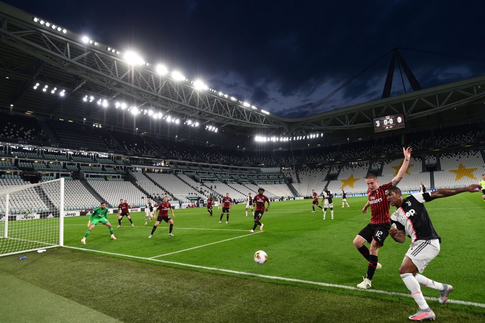 Con un hombre menos, Milan se agrupó en su campo para defender el cero en el arco y jugar principalmente al contraataque. Con un hombre menos, Milan se agrupó en su campo para defender el cero en el arco y jugar principalmente al contraataque.