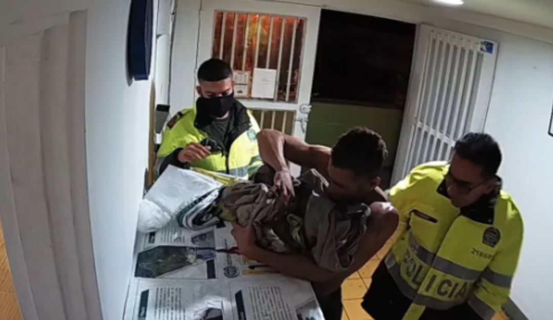 Ayuda A Recien Nacido Policia En Manizales Auxilia A Bebe Quien Nacio Con 5 Meses De Gestacion Manizales Caracol Radio