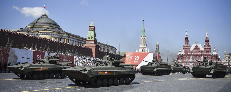 El desfile en conmemoración del septuagésimo quinto aniversario de la victoria de la Unión Soviética sobre la Alemania nazi se ha celebrado finalmente el miércoles 24 de junio en la Plaza Roja de Moscú, tras haber tenido que ser aplazada su celebración el 9 de mayo como consecuencia de la pandemia del coronavirus. El desfile en conmemoración del septuagésimo quinto aniversario de la victoria de la Unión Soviética sobre la Alemania nazi se ha celebrado finalmente el miércoles 24 de junio en la Plaza Roja de Moscú, tras haber tenido que ser aplazada su celebración el 9 de mayo como consecuencia de la pandemia del coronavirus.