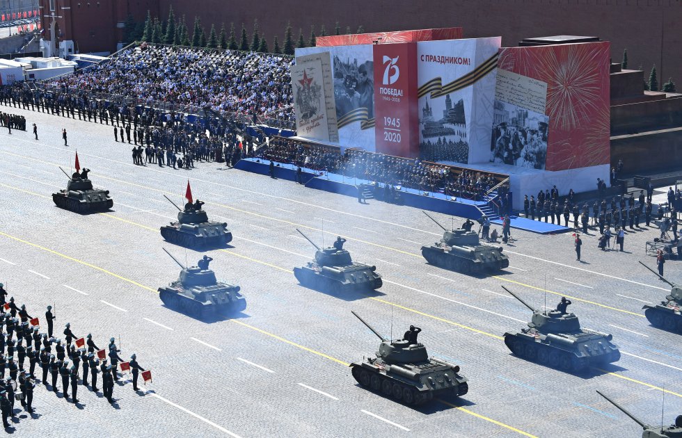 El desfile en conmemoración del septuagésimo quinto aniversario de la victoria de la Unión Soviética sobre la Alemania nazi se ha celebrado finalmente el miércoles 24 de junio en la Plaza Roja de Moscú, tras haber tenido que ser aplazada su celebración el 9 de mayo como consecuencia de la pandemia del coronavirus. El desfile en conmemoración del septuagésimo quinto aniversario de la victoria de la Unión Soviética sobre la Alemania nazi se ha celebrado finalmente el miércoles 24 de junio en la Plaza Roja de Moscú, tras haber tenido que ser aplazada su celebración el 9 de mayo como consecuencia de la pandemia del coronavirus.