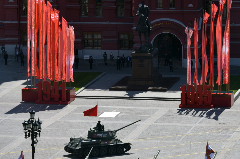 El desfile en conmemoración del septuagésimo quinto aniversario de la victoria de la Unión Soviética sobre la Alemania nazi se ha celebrado finalmente el miércoles 24 de junio en la Plaza Roja de Moscú, tras haber tenido que ser aplazada su celebración el 9 de mayo como consecuencia de la pandemia del coronavirus. El desfile en conmemoración del septuagésimo quinto aniversario de la victoria de la Unión Soviética sobre la Alemania nazi se ha celebrado finalmente el miércoles 24 de junio en la Plaza Roja de Moscú, tras haber tenido que ser aplazada su celebración el 9 de mayo como consecuencia de la pandemia del coronavirus.