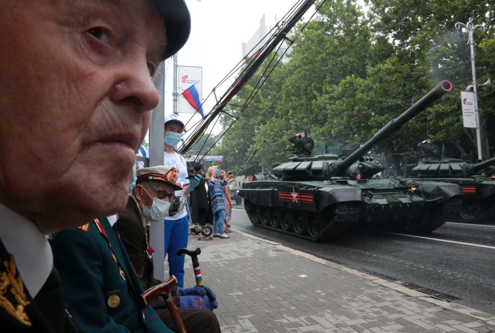 El desfile en conmemoración del septuagésimo quinto aniversario de la victoria de la Unión Soviética sobre la Alemania nazi se ha celebrado finalmente el miércoles 24 de junio en la Plaza Roja de Moscú, tras haber tenido que ser aplazada su celebración el 9 de mayo como consecuencia de la pandemia del coronavirus. El desfile en conmemoración del septuagésimo quinto aniversario de la victoria de la Unión Soviética sobre la Alemania nazi se ha celebrado finalmente el miércoles 24 de junio en la Plaza Roja de Moscú, tras haber tenido que ser aplazada su celebración el 9 de mayo como consecuencia de la pandemia del coronavirus.