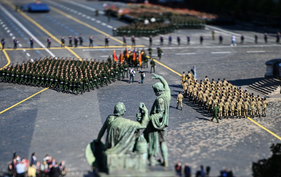 El desfile en conmemoración del septuagésimo quinto aniversario de la victoria de la Unión Soviética sobre la Alemania nazi se ha celebrado finalmente el miércoles 24 de junio en la Plaza Roja de Moscú, tras haber tenido que ser aplazada su celebración el 9 de mayo como consecuencia de la pandemia del coronavirus. El desfile en conmemoración del septuagésimo quinto aniversario de la victoria de la Unión Soviética sobre la Alemania nazi se ha celebrado finalmente el miércoles 24 de junio en la Plaza Roja de Moscú, tras haber tenido que ser aplazada su celebración el 9 de mayo como consecuencia de la pandemia del coronavirus.