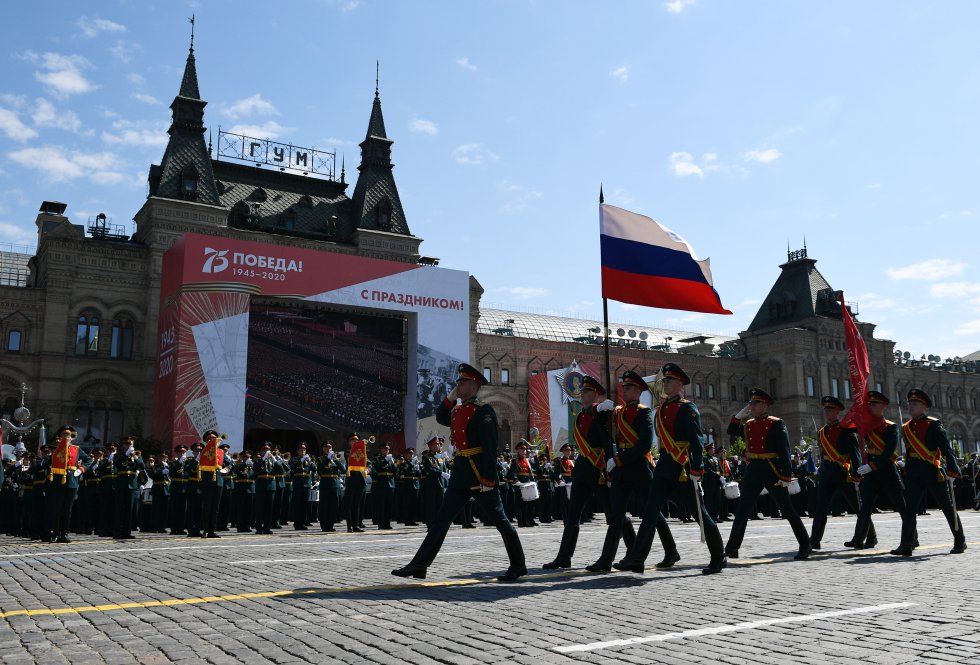 El desfile en conmemoración del septuagésimo quinto aniversario de la victoria de la Unión Soviética sobre la Alemania nazi se ha celebrado finalmente el miércoles 24 de junio en la Plaza Roja de Moscú, tras haber tenido que ser aplazada su celebración el 9 de mayo como consecuencia de la pandemia del coronavirus. El desfile en conmemoración del septuagésimo quinto aniversario de la victoria de la Unión Soviética sobre la Alemania nazi se ha celebrado finalmente el miércoles 24 de junio en la Plaza Roja de Moscú, tras haber tenido que ser aplazada su celebración el 9 de mayo como consecuencia de la pandemia del coronavirus.