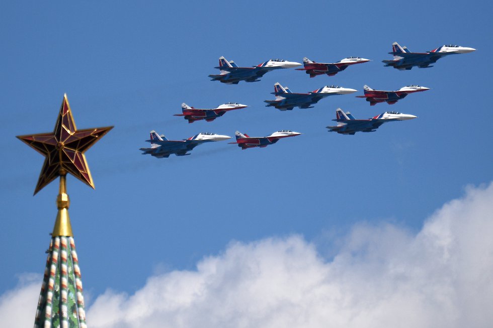 El desfile en conmemoración del septuagésimo quinto aniversario de la victoria de la Unión Soviética sobre la Alemania nazi se ha celebrado finalmente el miércoles 24 de junio en la Plaza Roja de Moscú, tras haber tenido que ser aplazada su celebración el 9 de mayo como consecuencia de la pandemia del coronavirus. El desfile en conmemoración del septuagésimo quinto aniversario de la victoria de la Unión Soviética sobre la Alemania nazi se ha celebrado finalmente el miércoles 24 de junio en la Plaza Roja de Moscú, tras haber tenido que ser aplazada su celebración el 9 de mayo como consecuencia de la pandemia del coronavirus.
