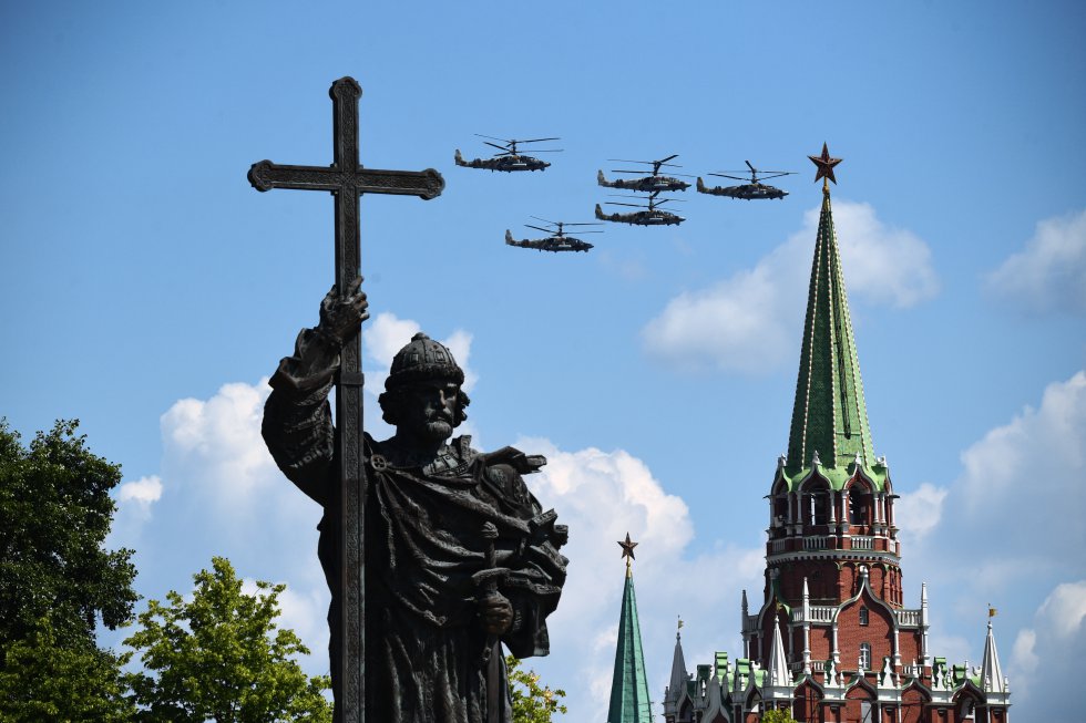El desfile en conmemoración del septuagésimo quinto aniversario de la victoria de la Unión Soviética sobre la Alemania nazi se ha celebrado finalmente el miércoles 24 de junio en la Plaza Roja de Moscú, tras haber tenido que ser aplazada su celebración el 9 de mayo como consecuencia de la pandemia del coronavirus. El desfile en conmemoración del septuagésimo quinto aniversario de la victoria de la Unión Soviética sobre la Alemania nazi se ha celebrado finalmente el miércoles 24 de junio en la Plaza Roja de Moscú, tras haber tenido que ser aplazada su celebración el 9 de mayo como consecuencia de la pandemia del coronavirus.