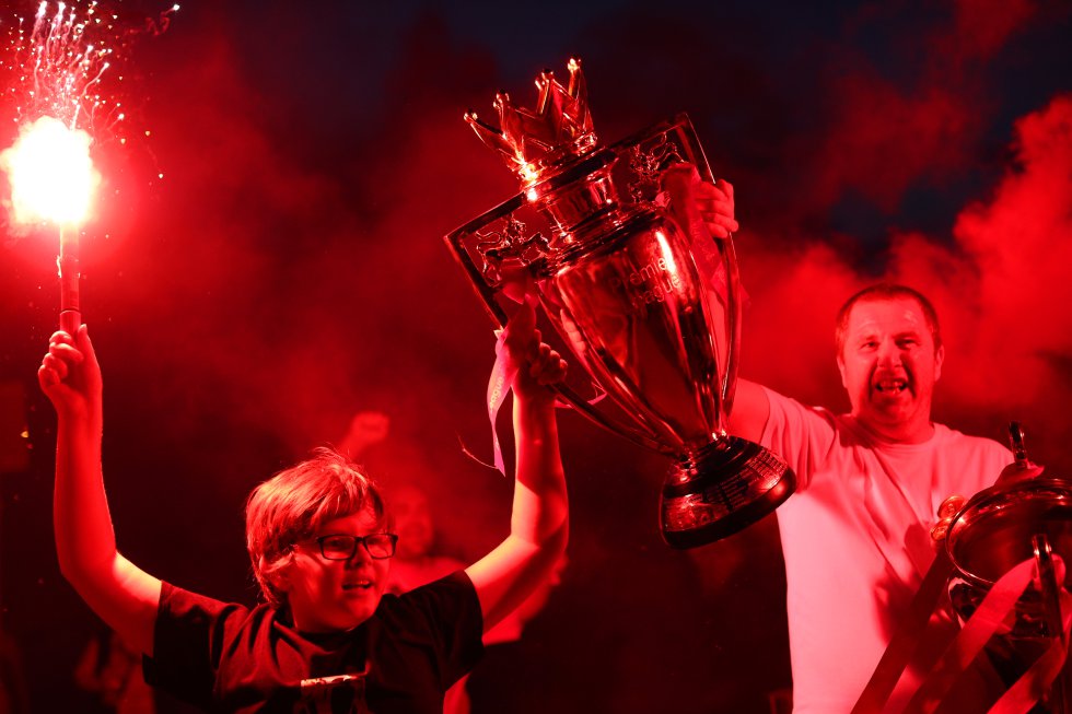 Liverpool alcanzó su título 19 en Liga inglesa y quedó a uno del Manchester United, máximo ganador de esta competición. Liverpool alcanzó su título 19 en Liga inglesa y quedó a uno del Manchester United, máximo ganador de esta competición.