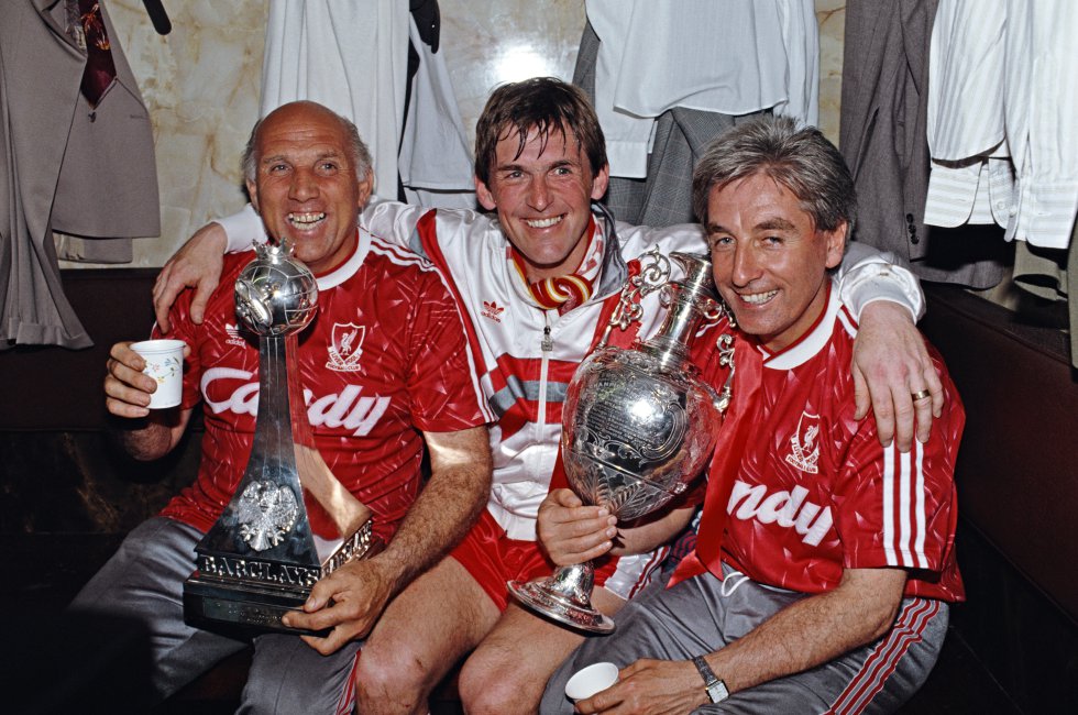 El entrenador del Liverpool en el título de 1990 era Kenny Dalglish, quien ese entonces actuó como jugador y técnico al mismo tiempo. El escocés alzó nueve títulos de Liga con la camiseta de los ‘Reds’, entre ellos tres siendo DT. El entrenador del Liverpool en el título de 1990 era Kenny Dalglish, quien ese entonces actuó como jugador y técnico al mismo tiempo. El escocés alzó nueve títulos de Liga con la camiseta de los ‘Reds’, entre ellos tres siendo DT.