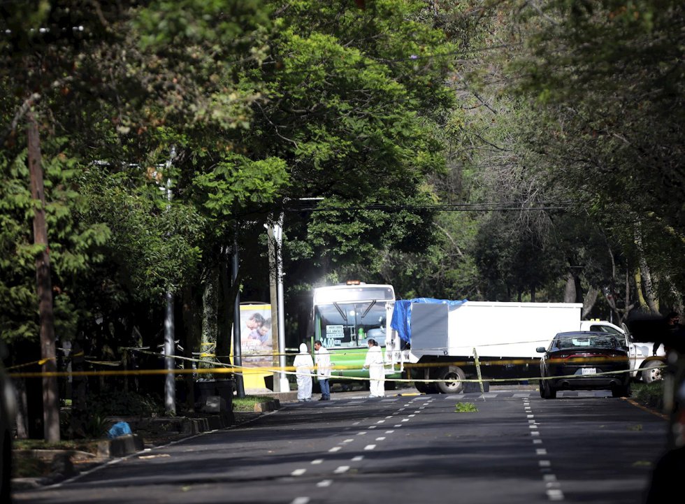 Peritos forenses laboran en la zona del atentado por un grupo armado al secretario de seguridad ciudadana, Omar García Harfuch, la mañana de este viernes en Ciudad de México (México). Peritos forenses laboran en la zona del atentado por un grupo armado al secretario de seguridad ciudadana, Omar García Harfuch, la mañana de este viernes en Ciudad de México (México).
