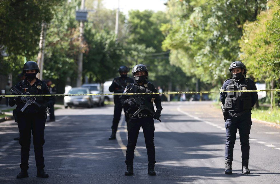 Agentes de la policía capitalina resguardan la zona del atentado por parte de un grupo armado al secretario de seguridad ciudadana, Omar García Harfuch, la mañana de este viernes en Ciudad de México (México). Agentes de la policía capitalina resguardan la zona del atentado por parte de un grupo armado al secretario de seguridad ciudadana, Omar García Harfuch, la mañana de este viernes en Ciudad de México (México).