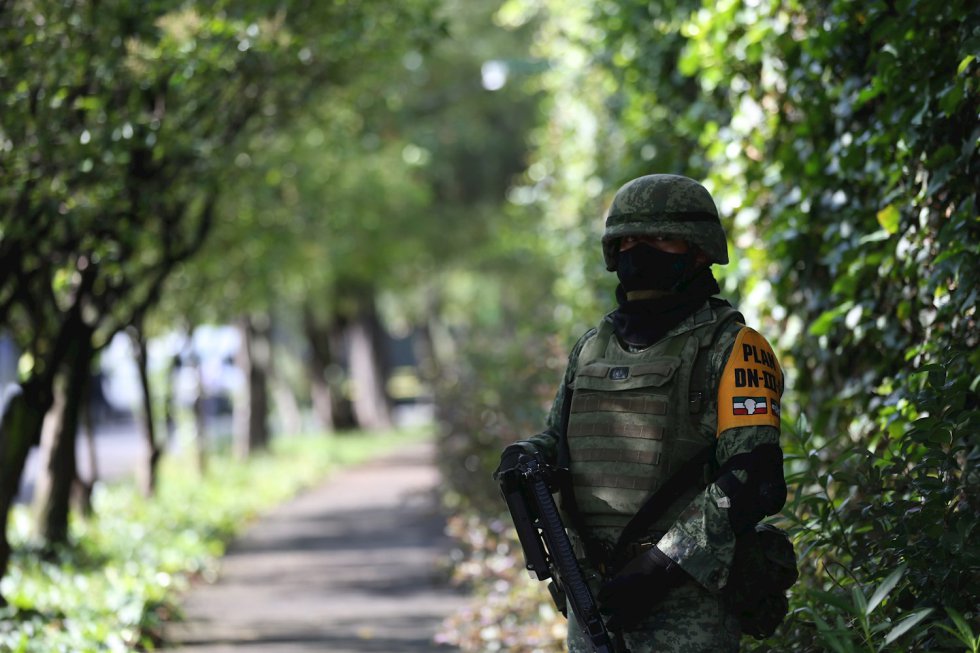 Agentes del Ejercito Mexicano resguardan la zona del atentado por parte de un grupo armado al secretario de seguridad ciudadana, Omar García Harfuch, la mañana de este viernes en Ciudad de México (México). Agentes del Ejercito Mexicano resguardan la zona del atentado por parte de un grupo armado al secretario de seguridad ciudadana, Omar García Harfuch, la mañana de este viernes en Ciudad de México (México).