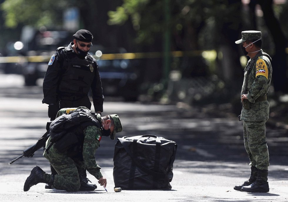 Agentes del Ejercito Mexicano supervisan casquillos percutidos en la zona del atentado, por un grupo armado al secretario de seguridad ciudadana, Omar García Harfuch, la mañana de este viernes en Ciudad de México (México). Agentes del Ejercito Mexicano supervisan casquillos percutidos en la zona del atentado, por un grupo armado al secretario de seguridad ciudadana, Omar García Harfuch, la mañana de este viernes en Ciudad de México (México).