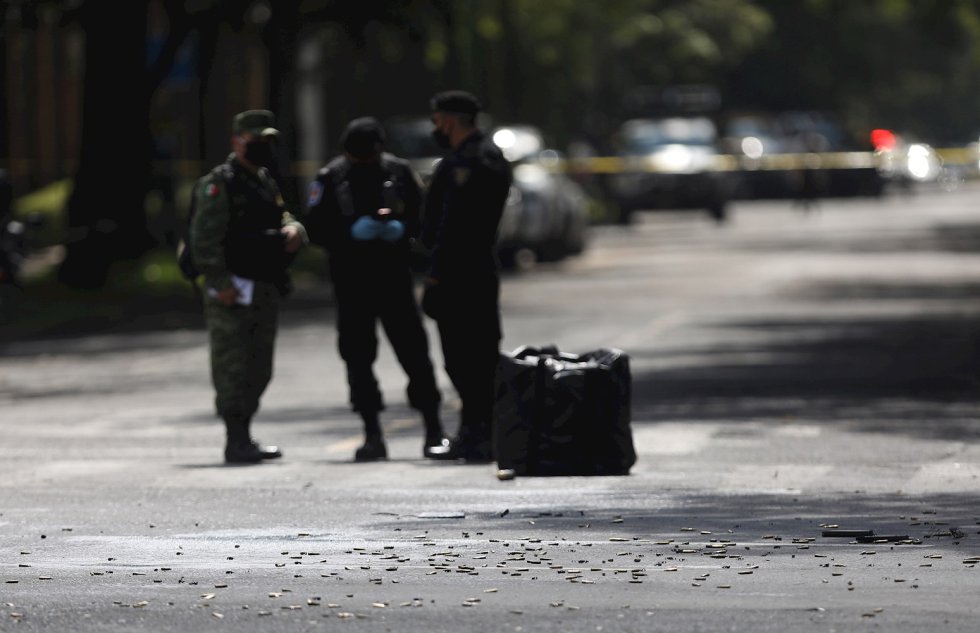Agentes del Ejercito Mexicano supervisan casquillos percutidos en la zona del atentado, por un grupo armado al secretario de seguridad ciudadana, Omar García Harfuch, la mañana de este viernes en Ciudad de México (México). Agentes del Ejercito Mexicano supervisan casquillos percutidos en la zona del atentado, por un grupo armado al secretario de seguridad ciudadana, Omar García Harfuch, la mañana de este viernes en Ciudad de México (México).