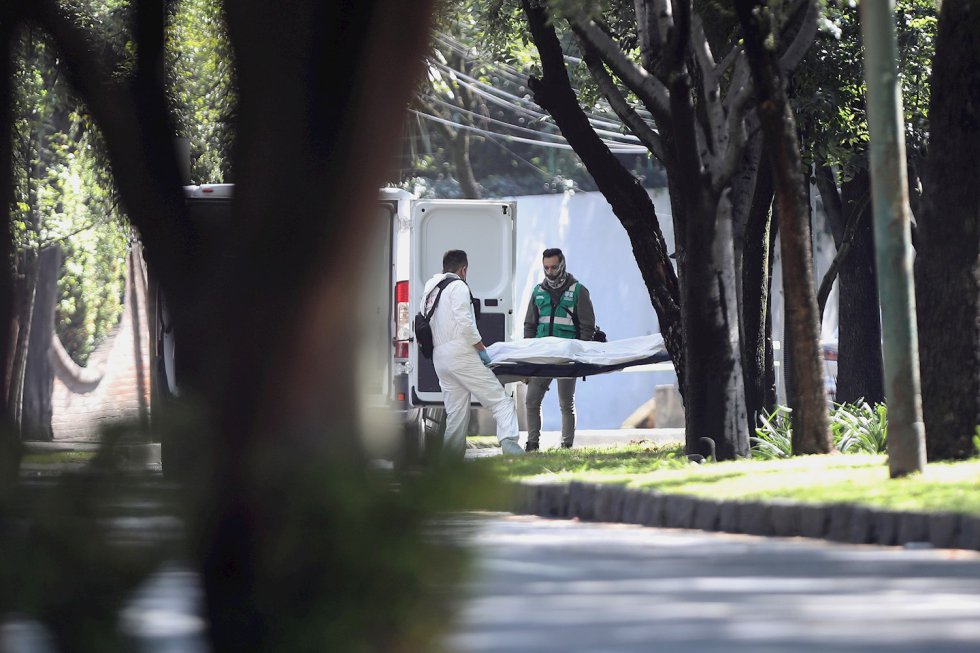 Peritos forenses laboran en el levantamiento de cuerpos en la zona del atentado por un grupo armado al secretario de seguridad ciudadana, Omar García Harfuch, la mañana de este viernes en Ciudad de México (México). Peritos forenses laboran en el levantamiento de cuerpos en la zona del atentado por un grupo armado al secretario de seguridad ciudadana, Omar García Harfuch, la mañana de este viernes en Ciudad de México (México).
