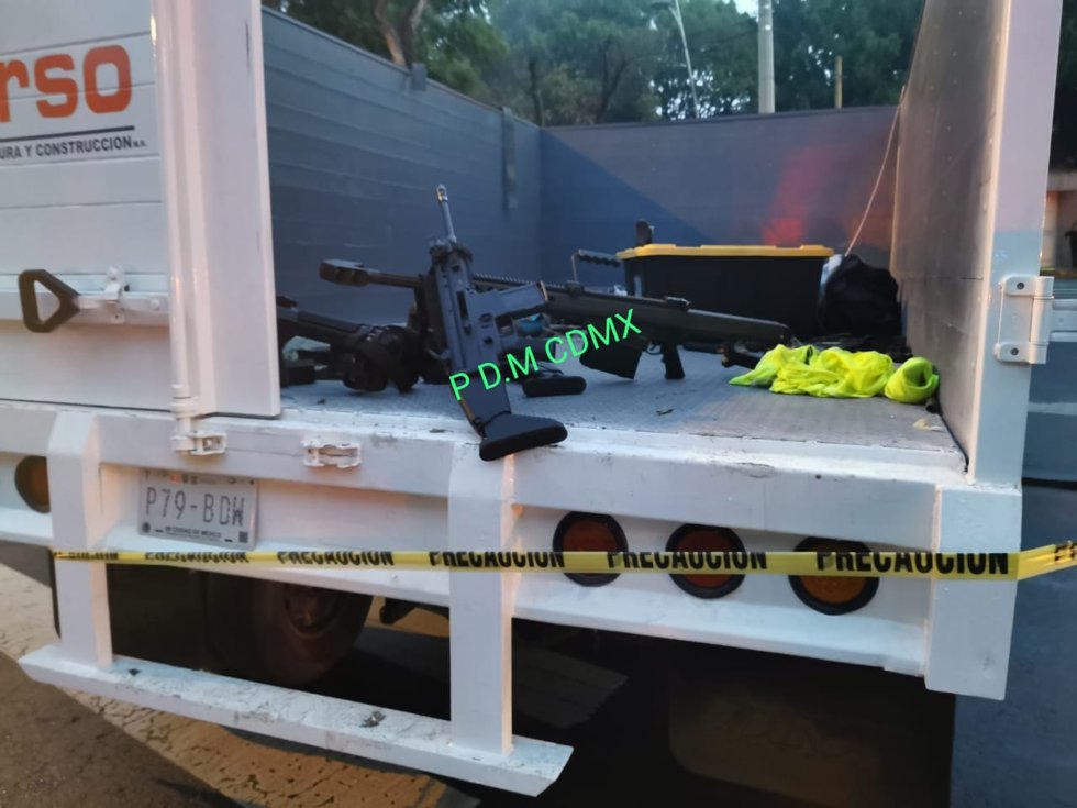 Vista de las armas encontradas en el lugar del atentado. Vista de las armas encontradas en el lugar del atentado.
