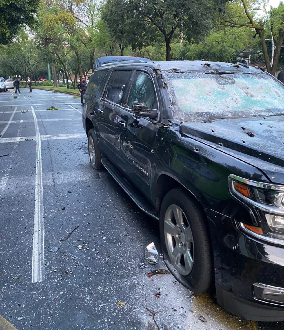 Vista del estado en el que quedó la camiioneta en la que se transportaba Omar García. Vista del estado en el que quedó la camiioneta en la que se transportaba Omar García.