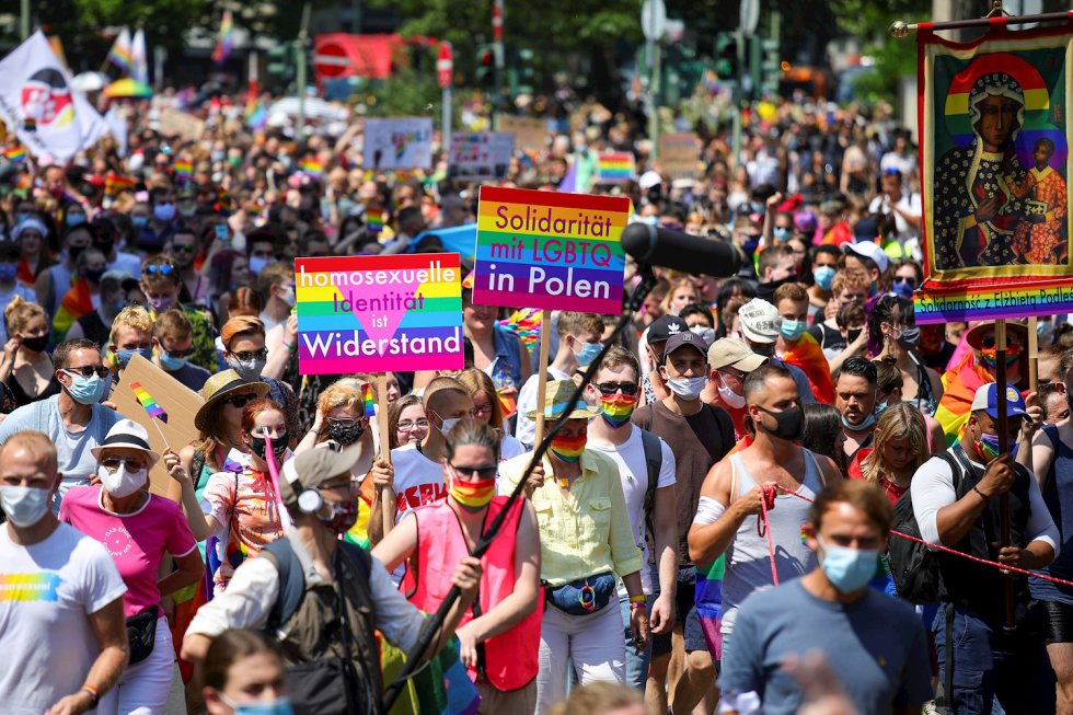 Una multitud marchó en Berlín el 27 de junio bajo el lema Salva nuestra comunidad, salva nuestro orgullo. Una multitud marchó en Berlín el 27 de junio bajo el lema Salva nuestra comunidad, salva nuestro orgullo.