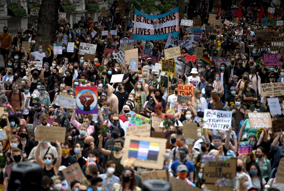 Protestantes marchan como parte de una demostración LGBTI en apoyo a la comunidad trans afrodescendiente, en Londres. El desfile original para celebrar los derechos LGBTI fue cancelado debido a la pandemia. Protestantes marchan como parte de una demostración LGBTI en apoyo a la comunidad trans afrodescendiente, en Londres. El desfile original para celebrar los derechos LGBTI fue cancelado debido a la pandemia.