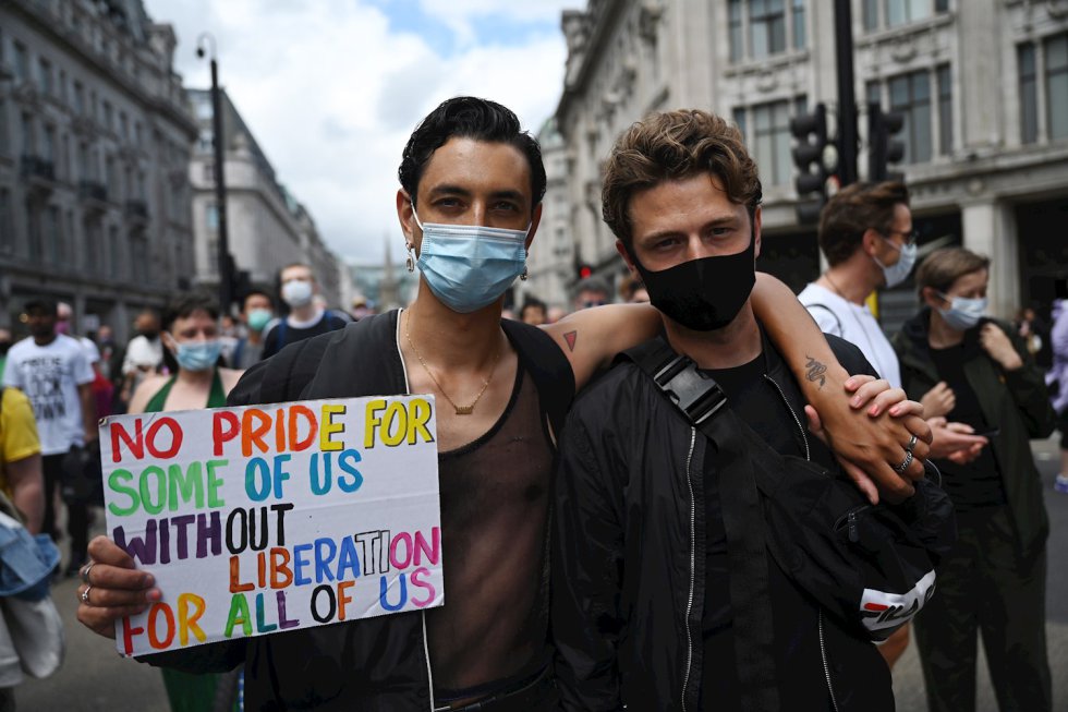 Antiguos miembros Frente de Liberación Gay de Londres celebran el aniversario 50 de la organización al realizar la ruta del desfile del Orgullo que fue cancelado. Antiguos miembros Frente de Liberación Gay de Londres celebran el aniversario 50 de la organización al realizar la ruta del desfile del Orgullo que fue cancelado.