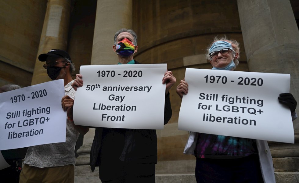 Antiguos miembros Frente de Liberación Gay de Londres celebran el aniversario 50 de la organización al realizar la ruta del desfile del Orgullo que fue cancelado. Antiguos miembros Frente de Liberación Gay de Londres celebran el aniversario 50 de la organización al realizar la ruta del desfile del Orgullo que fue cancelado.