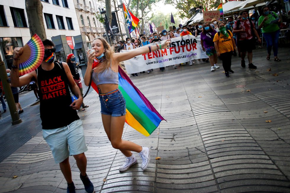 Cientos de personas participan en la celebración del Día del orgullo 2020 en Barcelona organizada por la Federación Estatal de Lesbianas, Gais, Trans y Bisexuales FELGTB. Cientos de personas participan en la celebración del Día del orgullo 2020 en Barcelona organizada por la Federación Estatal de Lesbianas, Gais, Trans y Bisexuales FELGTB.