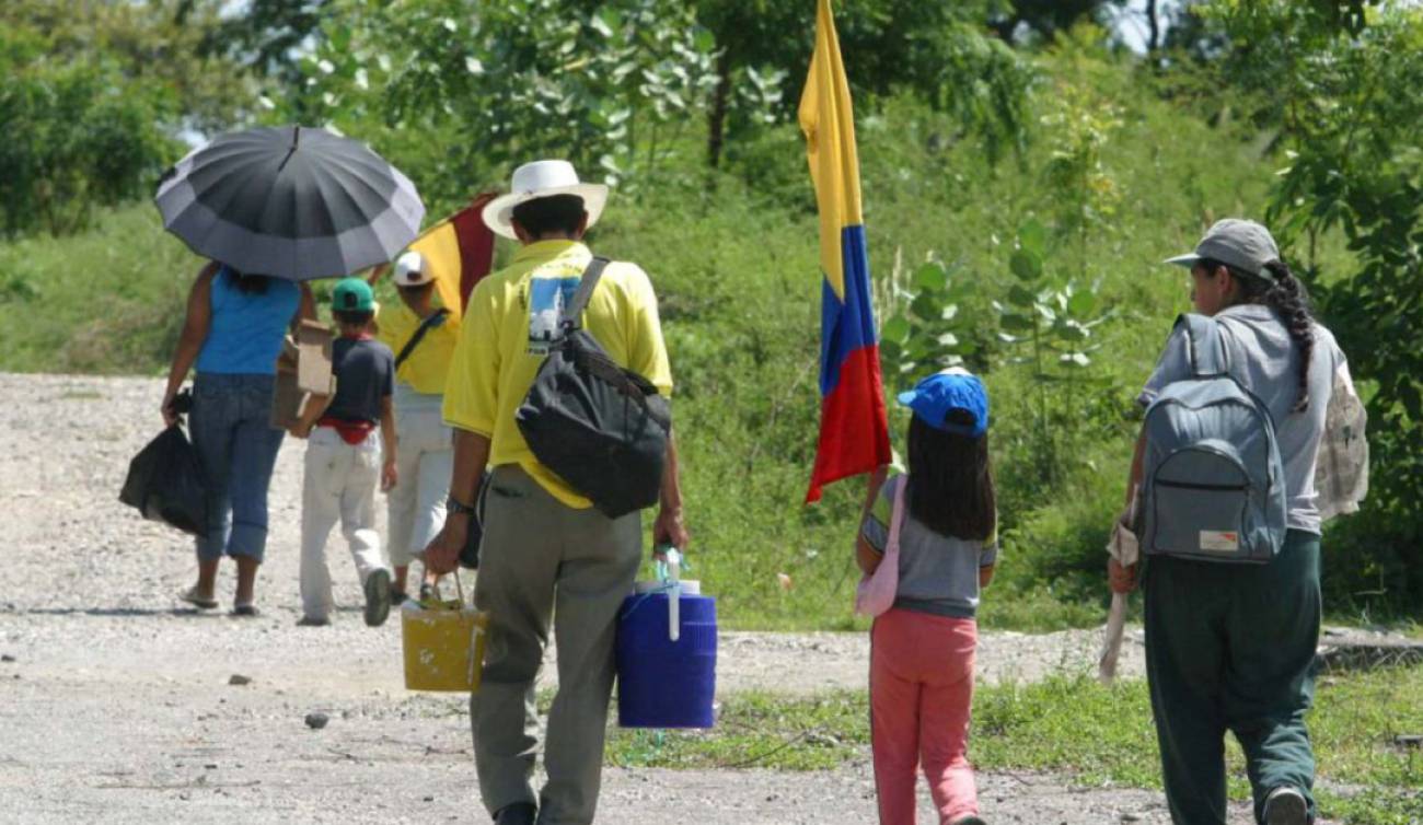 Confrontaciones en la frontera producen desplazamientos: Violencia en ...