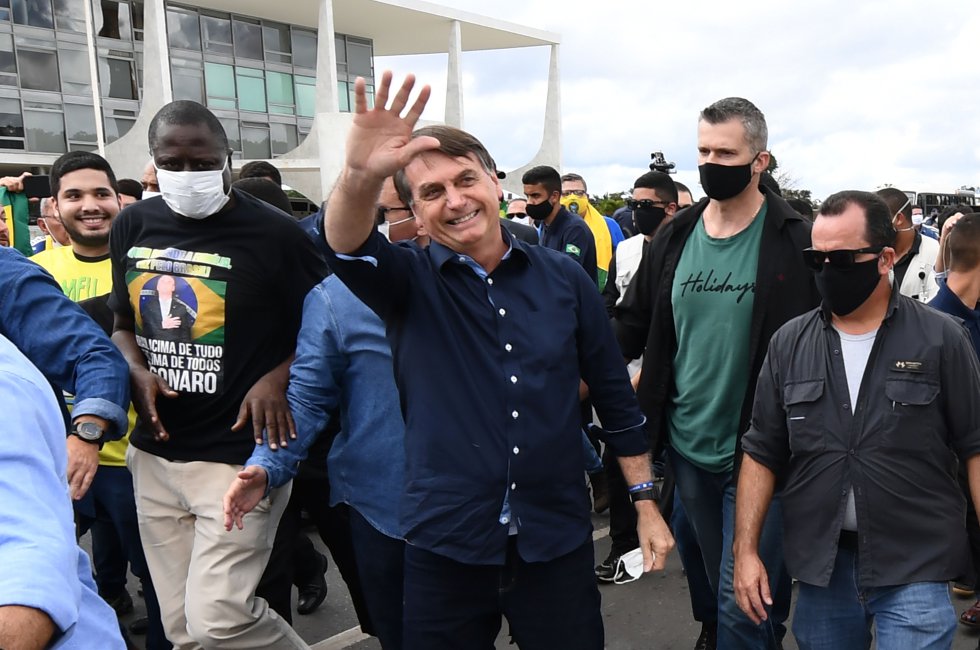 El 9 de marzo, Bolsonario manifestó que "está siendo sobredimensionado el poder destructor de este virus". El 9 de marzo, Bolsonario manifestó que "está siendo sobredimensionado el poder destructor de este virus".