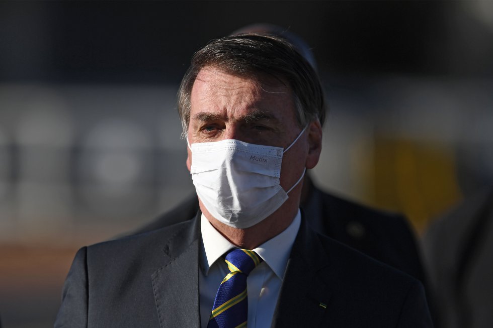 El 15 de marzo Bolsonaro comentó que se debían tomar las medidas sanitarias adecuadas. "No podemos entrar en una neurosis, como si fuera el fin del mundo", dijo. El 15 de marzo Bolsonaro comentó que se debían tomar las medidas sanitarias adecuadas. "No podemos entrar en una neurosis, como si fuera el fin del mundo", dijo.