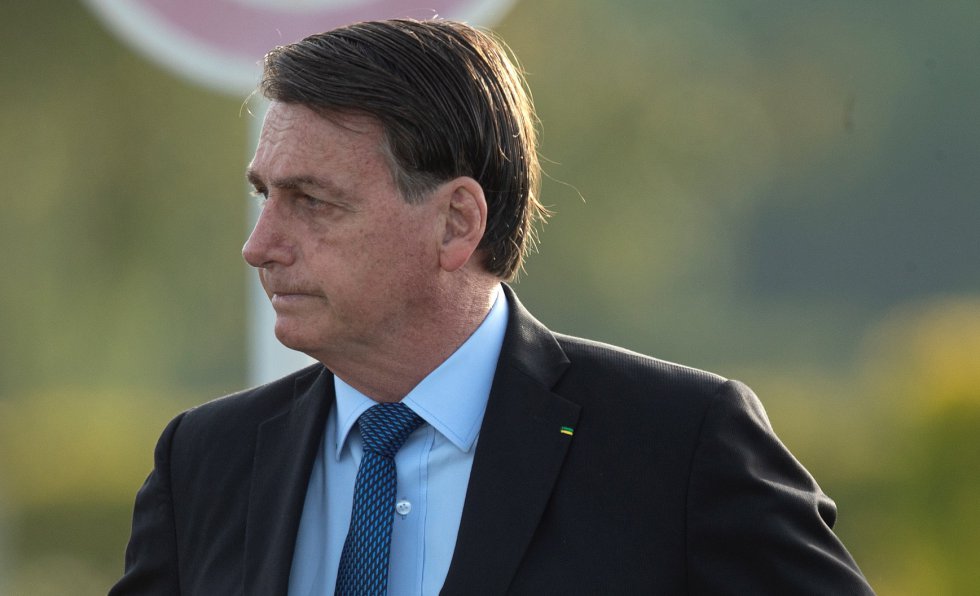 Una semana después, Twitter eliminó un tuit de Bolsonaro en el que incitaba a la gente a ir a trabajar y en que el mencionaba que el uso de cloroquina era efectivo. Una semana después, Twitter eliminó un tuit de Bolsonaro en el que incitaba a la gente a ir a trabajar y en que el mencionaba que el uso de cloroquina era efectivo.