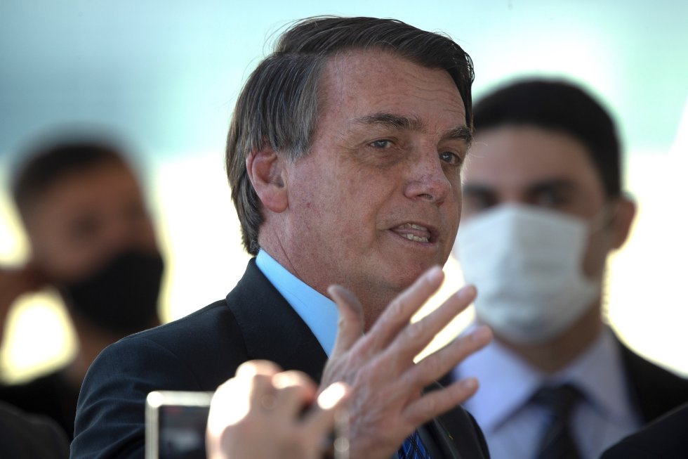 Durante la crisis, Bolsonaro también manifestó: "Quién es anciano y tiene un problema o discapacidad lo sufrirá más. Pero eso no es todo lo que dicen. En China, casi se ha ido". Durante la crisis, Bolsonaro también manifestó: "Quién es anciano y tiene un problema o discapacidad lo sufrirá más. Pero eso no es todo lo que dicen. En China, casi se ha ido".