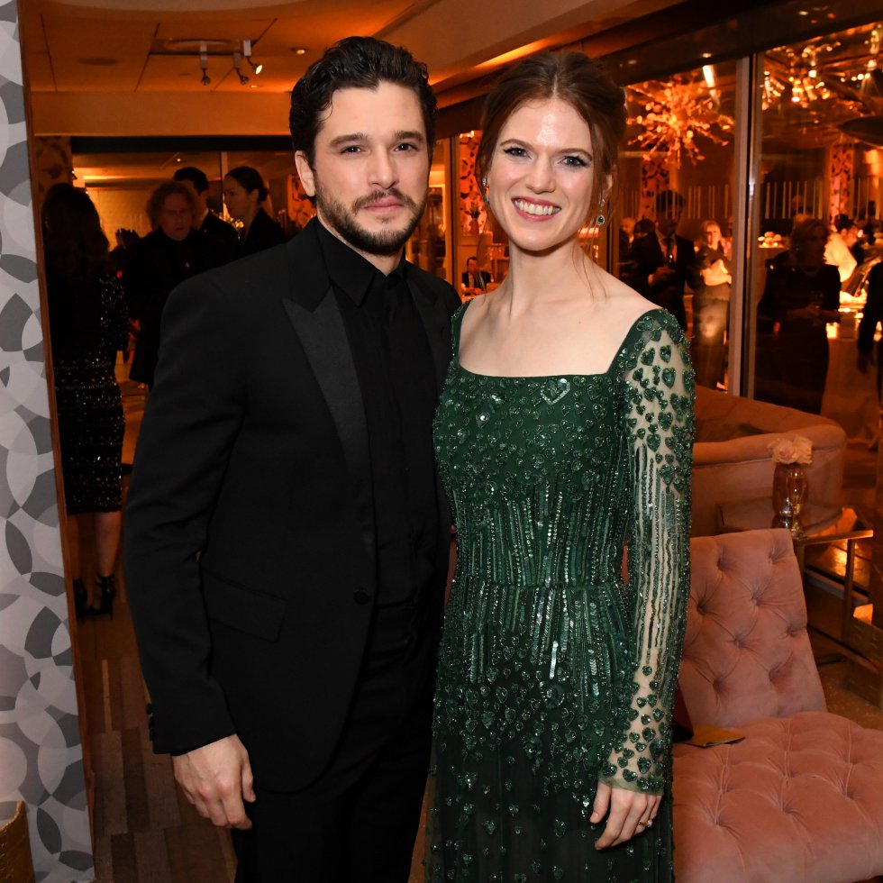 La modelo Olva Vlasova acusó al actor Kit Harington de engañar a la también estrella de Game Of Thrones Rose Leslie, su pareja. La modelo Olva Vlasova acusó al actor Kit Harington de engañar a la también estrella de Game Of Thrones Rose Leslie, su pareja.