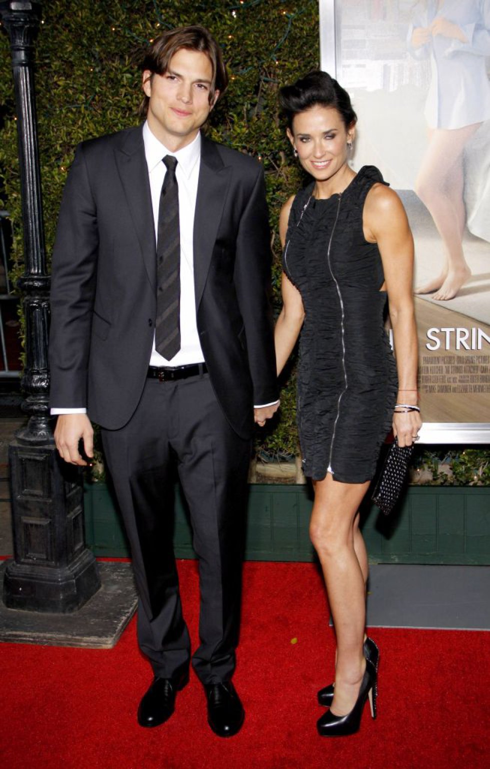 Demi Moore acusó a Ashton Kutcher de haberle sido infiel mientras estuvieron casados. Además, dijo que el actor la obligaba a hacer tríos sexuales. Demi Moore acusó a Ashton Kutcher de haberle sido infiel mientras estuvieron casados. Además, dijo que el actor la obligaba a hacer tríos sexuales.