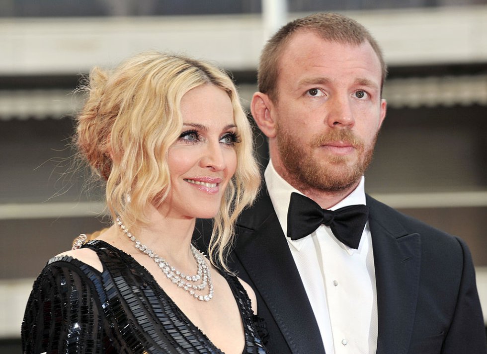 La relación de Madonna y Guy Ritchie terminó en divorcio, luego de que la cantante sospechara que su pareja le fuera infiel con la modelo danesa Tania Strecker. La relación de Madonna y Guy Ritchie terminó en divorcio, luego de que la cantante sospechara que su pareja le fuera infiel con la modelo danesa Tania Strecker.