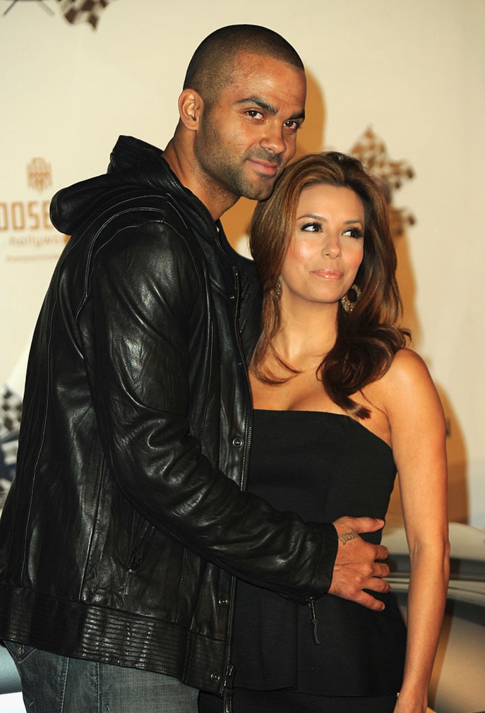 Eva Longoria descubrió que Tomy Parker le era infiel cuando le pidió prestado su celular. Eva Longoria descubrió que Tomy Parker le era infiel cuando le pidió prestado su celular.