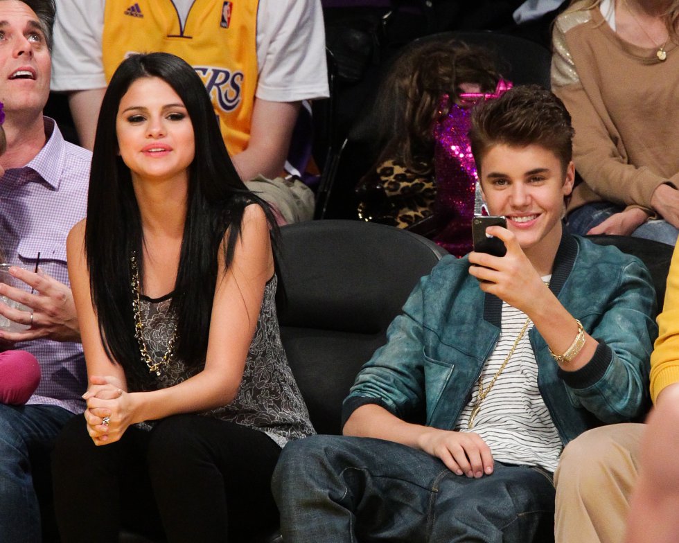 Se dice que Justin Bieber engañó múltiples veces a la cantante Selena Gómez, incluso con su actual esposa Hayley Bieber. Se dice que Justin Bieber engañó múltiples veces a la cantante Selena Gómez, incluso con su actual esposa Hayley Bieber.