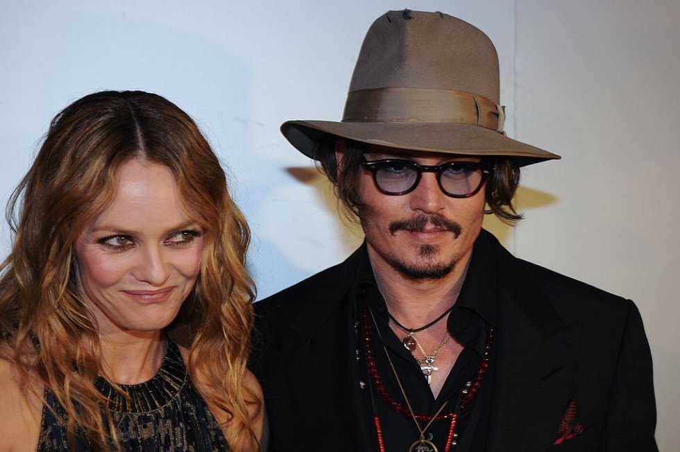 Johnny Depp cuenta con fama de mujeriego y parece que mientras estaba con Vanessa Paradis estuvo ivolucrado con varias mujeres. Johnny Depp cuenta con fama de mujeriego y parece que mientras estaba con Vanessa Paradis estuvo ivolucrado con varias mujeres.
