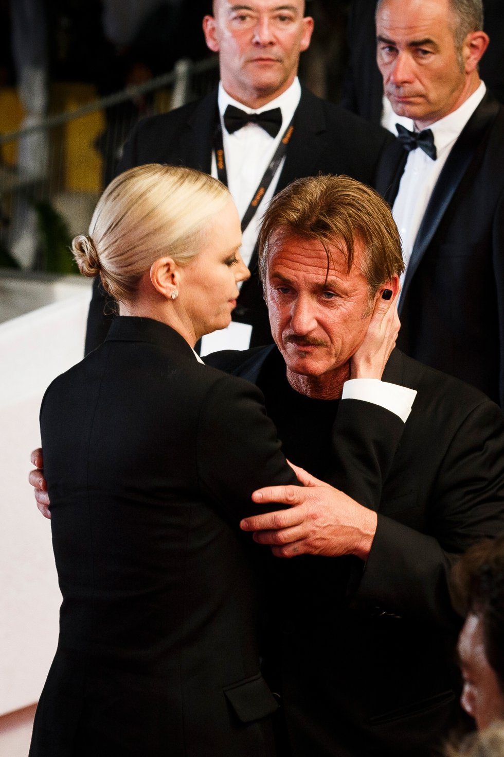 Sean Penn le fue infiel a la guapa Charlize Theron con Fleur Van Edeen, una actriz. Sean Penn le fue infiel a la guapa Charlize Theron con Fleur Van Edeen, una actriz.