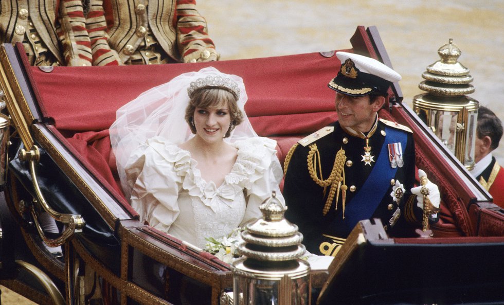 Incluso antes de casarse, Lady Di fue engañada por el príncipe Carlos con Camilla Bowles, su actual esposa. Incluso antes de casarse, Lady Di fue engañada por el príncipe Carlos con Camilla Bowles, su actual esposa.