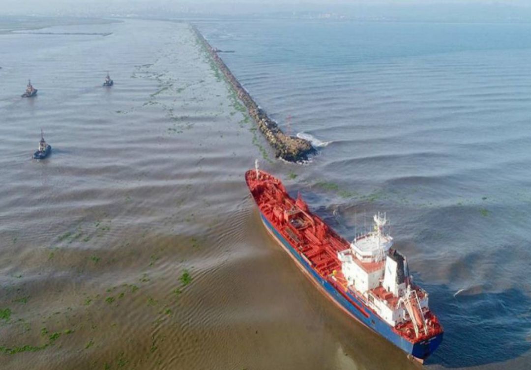 Un remolcador llegaría de EEUU para rescatar al buque encallado