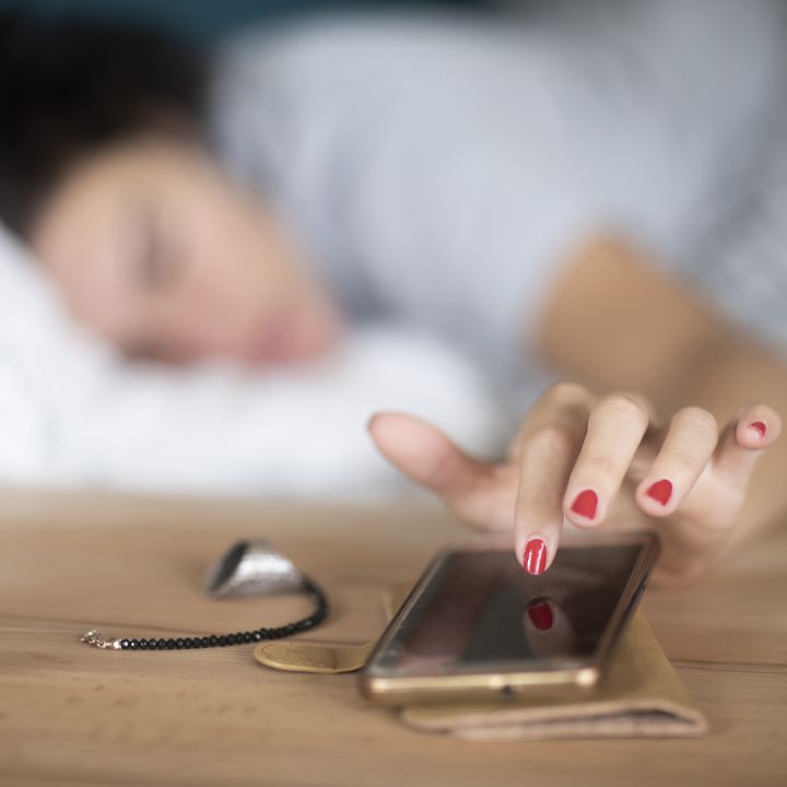 ¿Por qué nos levantamos un minuto antes de que suene la alarma?