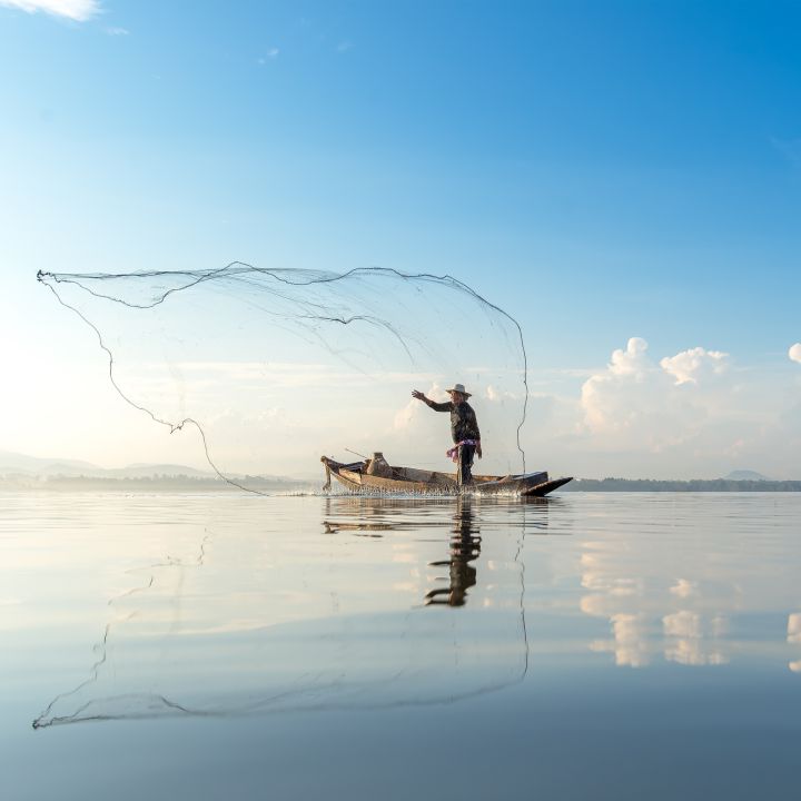 Pescador se sorprende al atrapar un pez de apariencia fantástica