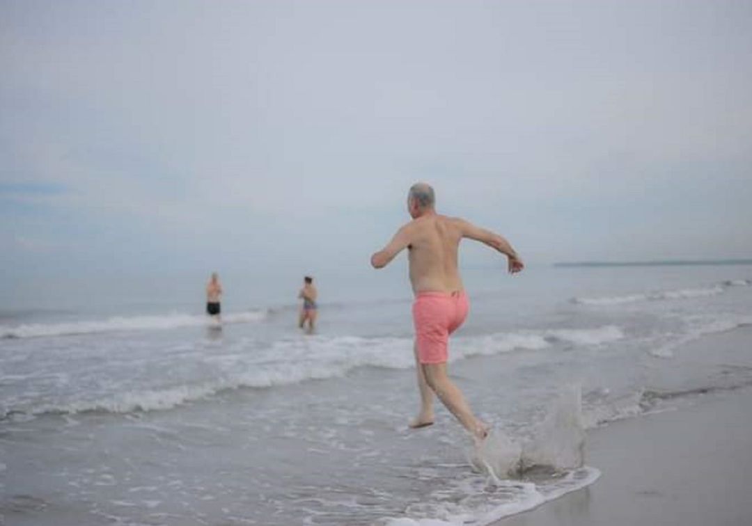 Alcalde de Cartagena da el primer ‘chapuzón’ en la reactivación de playas