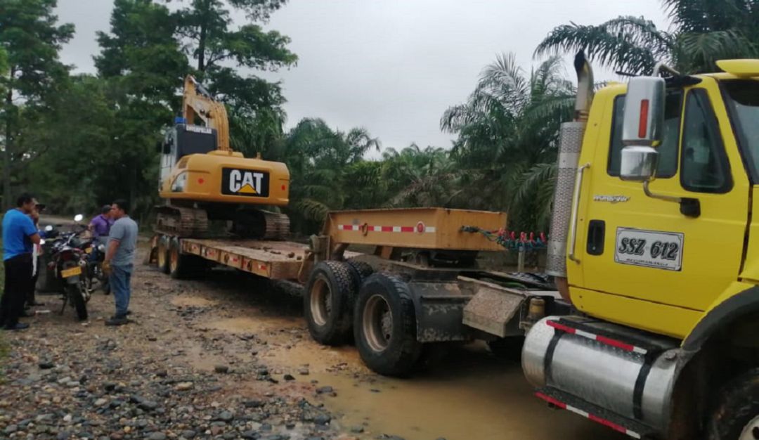 BAJO RIONEGRO MAQUINARIA PESADA LLUVIAS INUDNCACIONES DIQUE JARILLONES: Empezó a llegar maquinaria pesada al bajo Rionegro