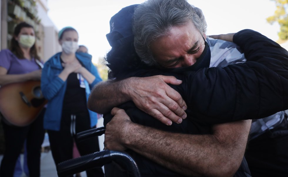 En medio de la pandemia abrazar a nuestros seres queridos es un privilegio. En medio de la pandemia abrazar a nuestros seres queridos es un privilegio.